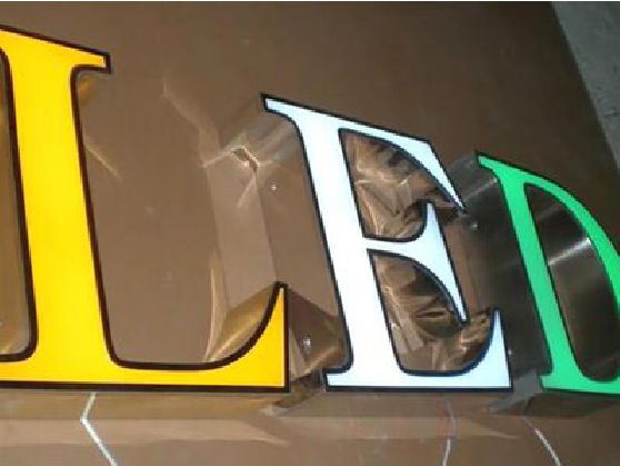 赫章介绍LED招牌的基础知识。